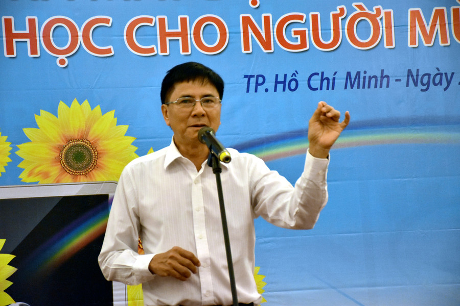 "Dự án sẽ mang đến cho người mù một kho tàng tri thức bao la thông qua mạng máy tính" - ông Lê Quốc Ân - Chủ tịch HĐQT Quỹ Từ thiện sách nói dành cho người mù - phát biểu "Dự án sẽ mang đến cho người mù một kho tàng tri thức bao la thông qua mạng máy tính" - ông Lê Quốc Ân - Chủ tịch HĐQT Quỹ Từ thiện sách nói dành cho người mù - phát biểu