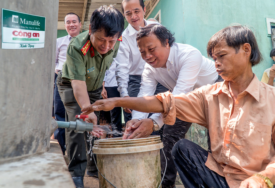 Niềm vui của người dân khi sử dụng nước ngọt từ bể chứa nước được tài trợ Niềm vui của người dân khi sử dụng nước ngọt từ bể chứa nước được tài trợ