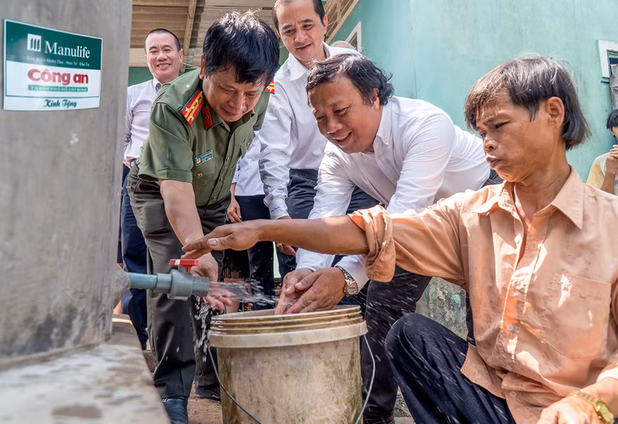 Niềm vui của người dân khi sử dụng nước ngọt từ bể chứa nước được tài trợ