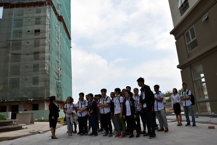 SV tham quan hệ thống tòa nhà đang trong quá trình hoàn thiện