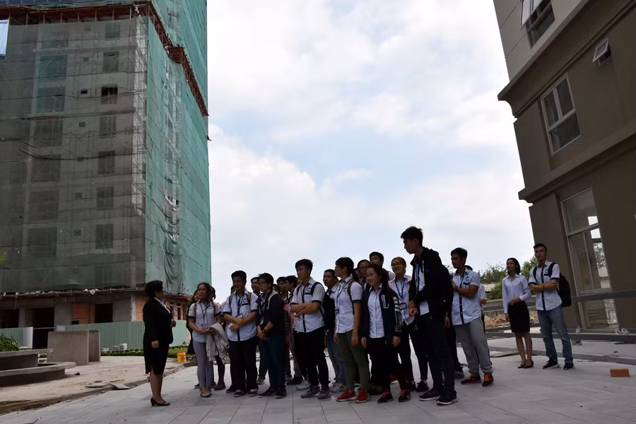 SV tham quan hệ thống tòa nhà đang trong quá trình hoàn thiện