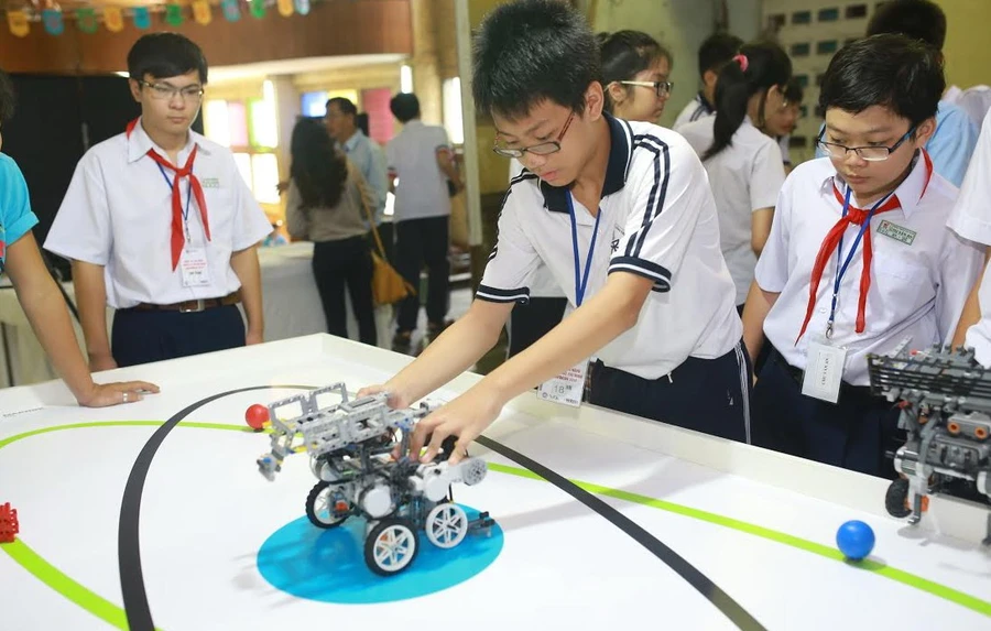 HS của trường tham gia cuộc thi Tài năng Robot TPHCM - Robotacon 2014