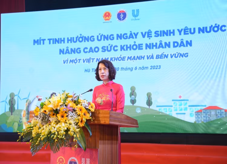 Thứ trưởng Bộ Y tế Nguyễn Thị Liên Hương phát biểu tại buổi mít tinh.