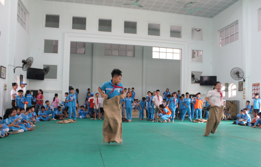 Học sinh tranh tài nhiều trò chơi dân gian. Học sinh tranh tài nhiều trò chơi dân gian.