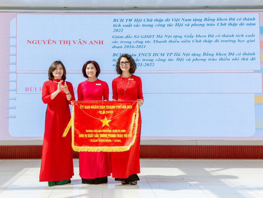 Tập thể nhà trường vinh dự nhận Cờ thi đua Xuất sắc cấp Thành phố. Tập thể nhà trường vinh dự nhận Cờ thi đua Xuất sắc cấp Thành phố.