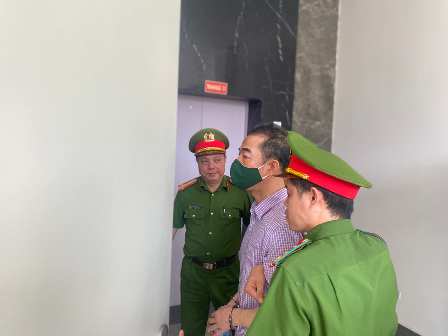 Bị cáo Tô Anh Dũng, Cựu Thứ trưởng Bộ Ngoại giao, được đưa đến tòa.