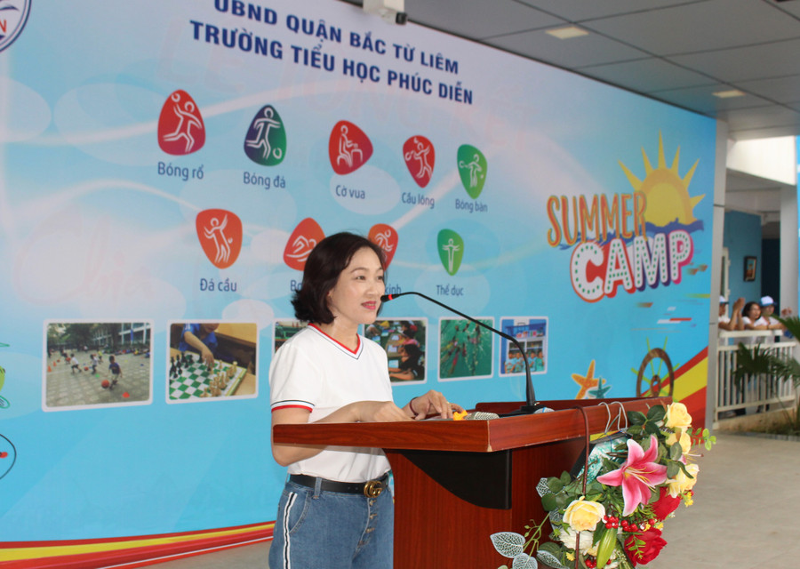 Cô Nguyễn Thị Hạnh - Phó Hiệu trưởng trường Tiểu học Phúc Diễn khai mạc CLB hè 2023. Cô Nguyễn Thị Hạnh - Phó Hiệu trưởng trường Tiểu học Phúc Diễn khai mạc CLB hè 2023.