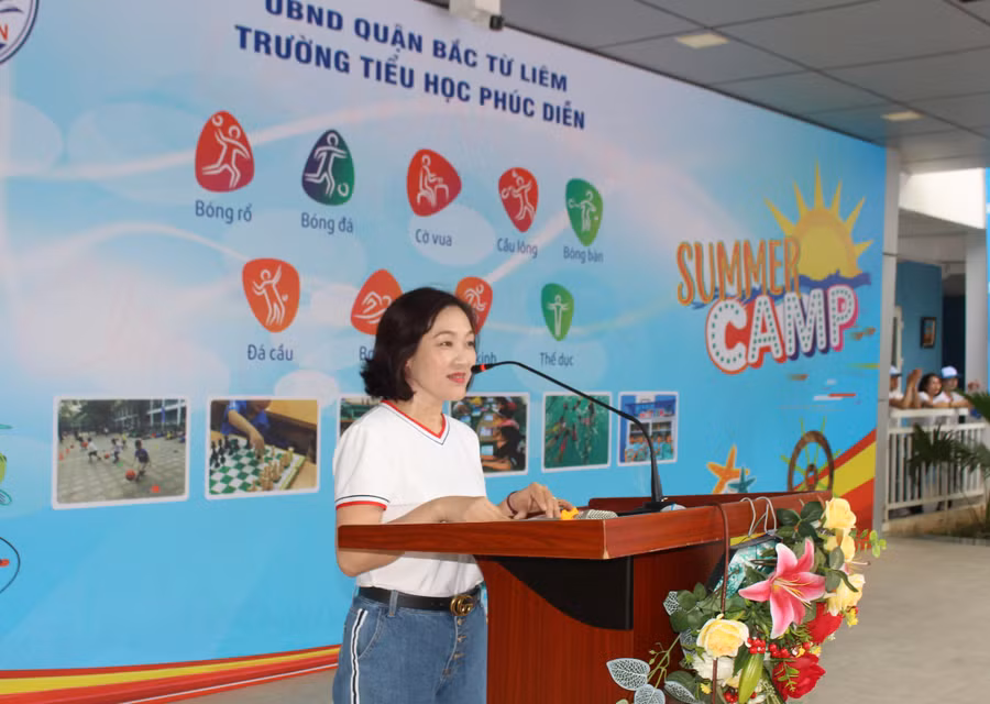 Cô Nguyễn Thị Hạnh - Phó Hiệu trưởng trường Tiểu học Phúc Diễn khai mạc CLB hè 2023.