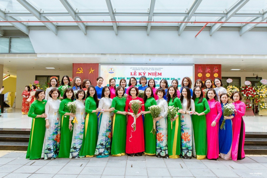 Tập thể cán bộ, giáo viên, nhân viên Trường Tiểu học Kim Đồng. Tập thể cán bộ, giáo viên, nhân viên Trường Tiểu học Kim Đồng.