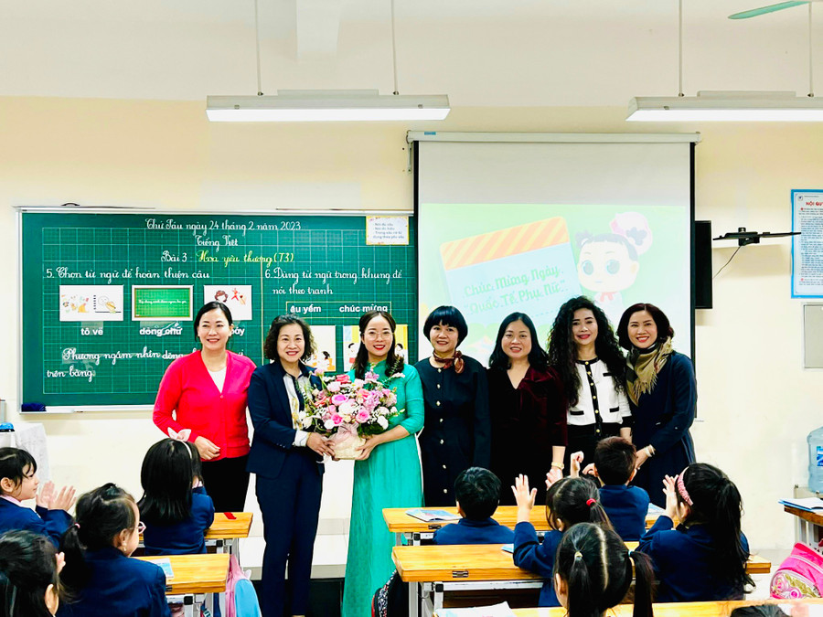 Cô Bùi Thị Hoài đạt giải Nhất Hội thi Giáo viên dạy Giỏi cấp Thành phố năm học 2022-2023. Cô Bùi Thị Hoài đạt giải Nhất Hội thi Giáo viên dạy Giỏi cấp Thành phố năm học 2022-2023.