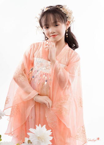 Tài năng nhí Chu Kiều Gia Linh giỏi giao tiếp tiếng Anh, tiếng Trung thành thạo. Tài năng nhí Chu Kiều Gia Linh giỏi giao tiếp tiếng Anh, tiếng Trung thành thạo.