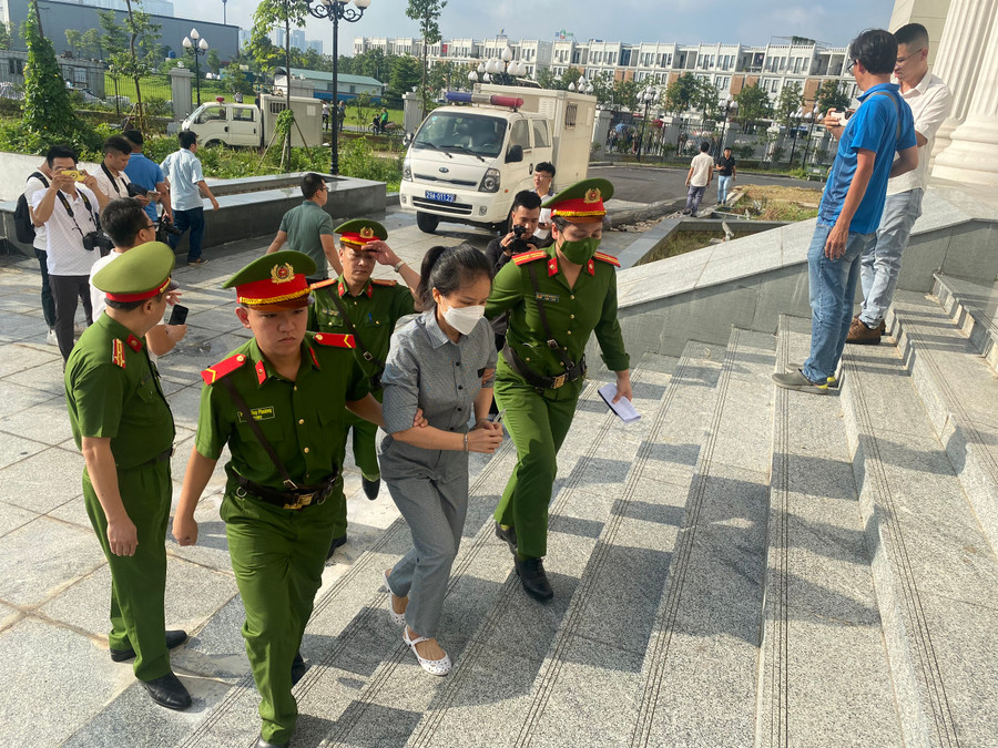 Các bị cáo được dẫn giải tới TAND TP Hà Nội.