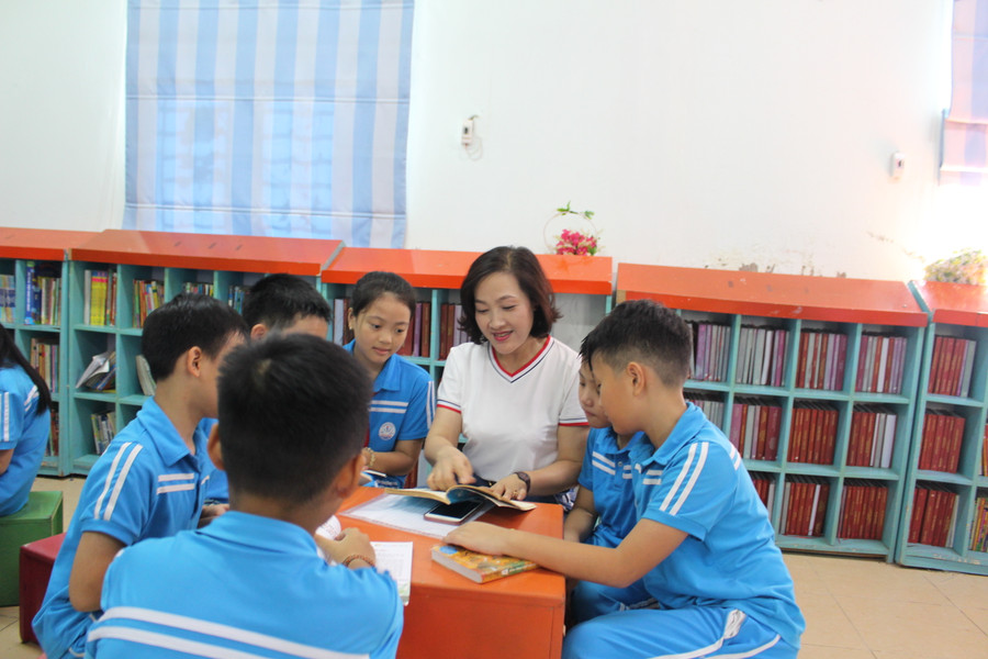 Trường Tiểu học Phúc Diễn chú trọng đến việc duy trì đọc sách tại thư viện cho học sinh. Trường Tiểu học Phúc Diễn chú trọng đến việc duy trì đọc sách tại thư viện cho học sinh.