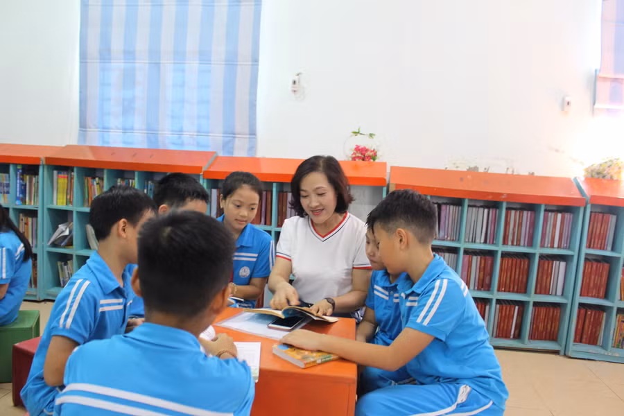 Trường Tiểu học Phúc Diễn chú trọng đến việc duy trì đọc sách tại thư viện cho học sinh.