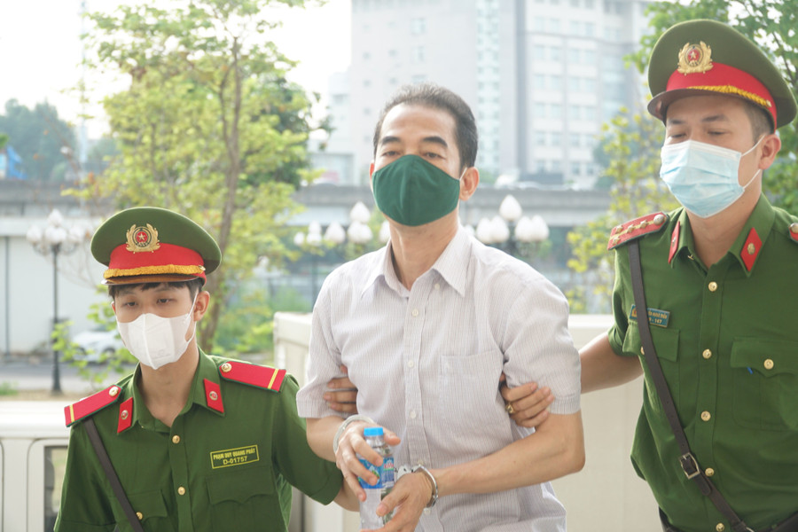 Nguyên Thứ trưởng Bộ Ngoại giao bị dẫn giải tới toà sáng 17/7.
