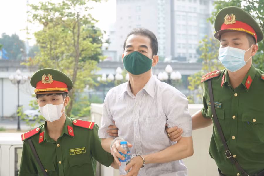 Nguyên Thứ trưởng Bộ Ngoại giao bị dẫn giải tới toà sáng 17/7.