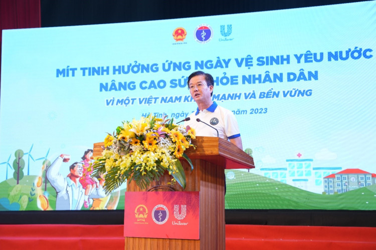 Ông Trần Báu Hà, Phó Chủ tịch UBND tỉnh Hà Tĩnh phát biểu hưởng ứng tại buổi mít tinh.