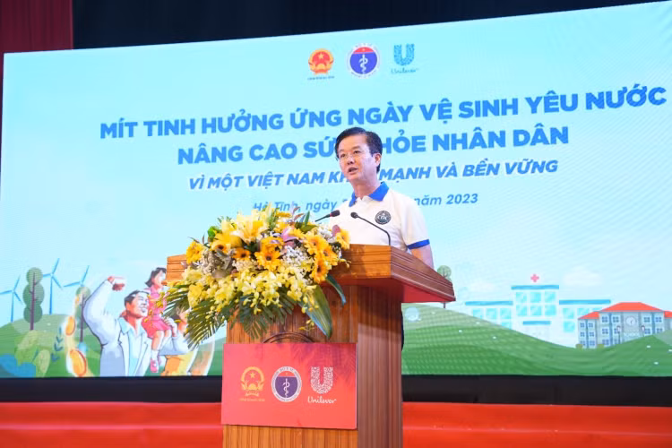 Ông Trần Báu Hà, Phó Chủ tịch UBND tỉnh Hà Tĩnh phát biểu hưởng ứng tại buổi mít tinh.