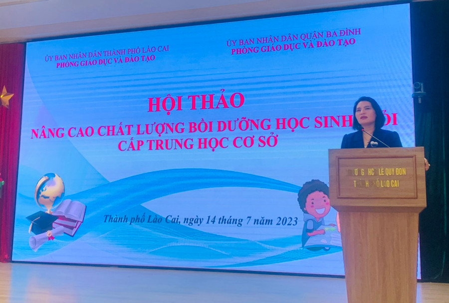 Trần Thị Thùy Dung - Trưởng phòng GD&amp;ĐT thành phố Lào Cai chia sẻ tại hội thảo.