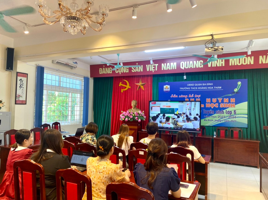 Giáo viên tập trung lĩnh hội kiến thức buổi tập huấn. Giáo viên tập trung lĩnh hội kiến thức buổi tập huấn.