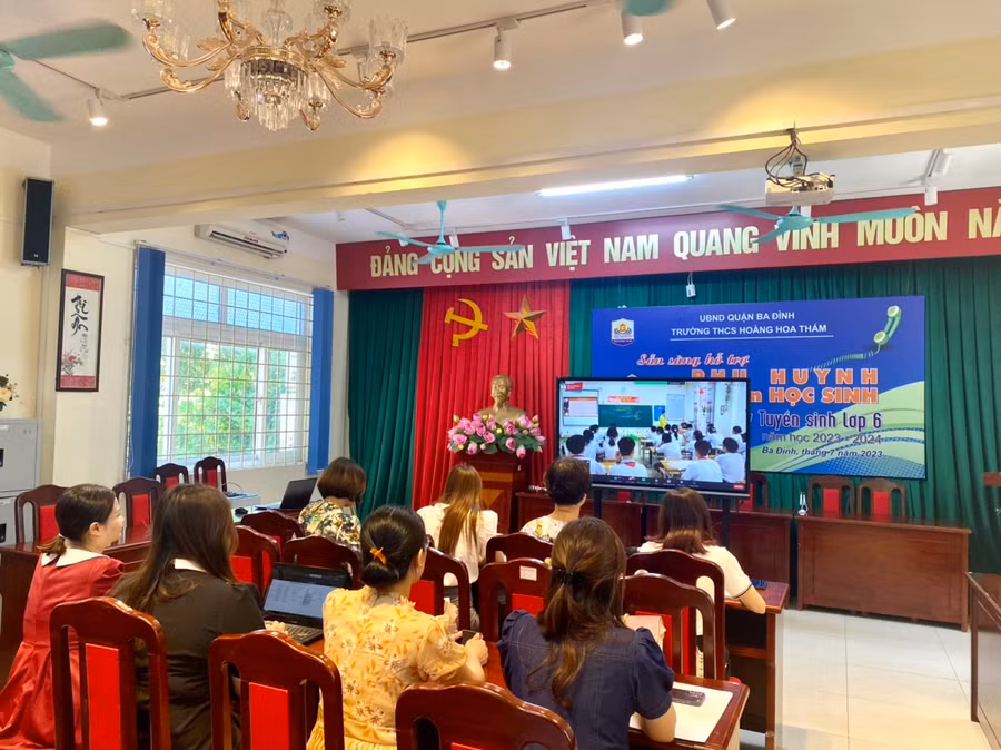 Giáo viên tập trung lĩnh hội kiến thức buổi tập huấn.