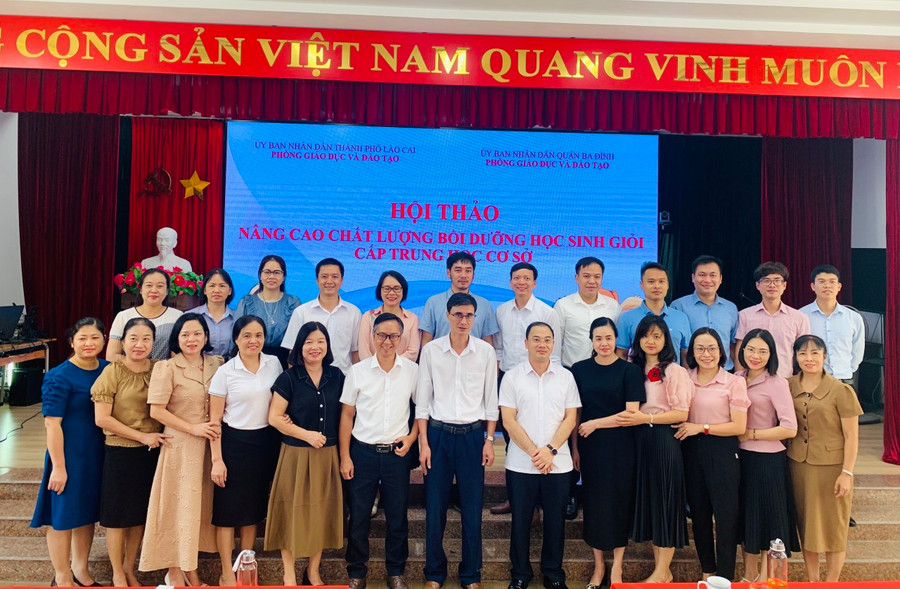 Đại diện các phòng GD&amp;ĐT (Ba Đình, Lào Cai, Tân Uyên, Than Uyên) và thầy cô giáo về dự hội nghị trao đổi chuyên môn.