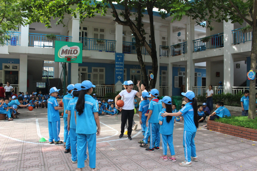 Câu lạc bộ bóng rổ thu hút học sinh tham gia. Câu lạc bộ bóng rổ thu hút học sinh tham gia.
