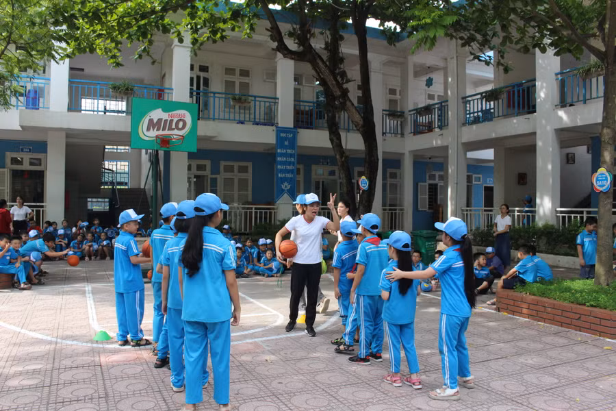 Câu lạc bộ bóng rổ thu hút học sinh tham gia.