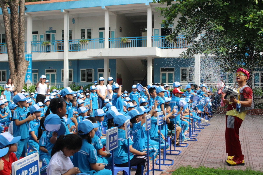 Nhiều hoạt động vui nhộn, tiết mục xiếc khiến học sinh thích thú. Nhiều hoạt động vui nhộn, tiết mục xiếc khiến học sinh thích thú.