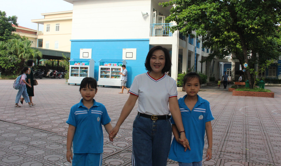 Cô Nguyễn Thị Hạnh - Phó Hiệu trưởng trường Tiểu học Phúc Diễn đón học trò sau hơn 1 tháng nghỉ hè 2023. Cô Nguyễn Thị Hạnh - Phó Hiệu trưởng trường Tiểu học Phúc Diễn đón học trò sau hơn 1 tháng nghỉ hè 2023.