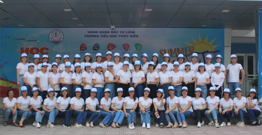 Ban giám hiệu và tập thể thầy cô trường Tiểu học Phúc Diễn. Ban giám hiệu và tập thể thầy cô trường Tiểu học Phúc Diễn.