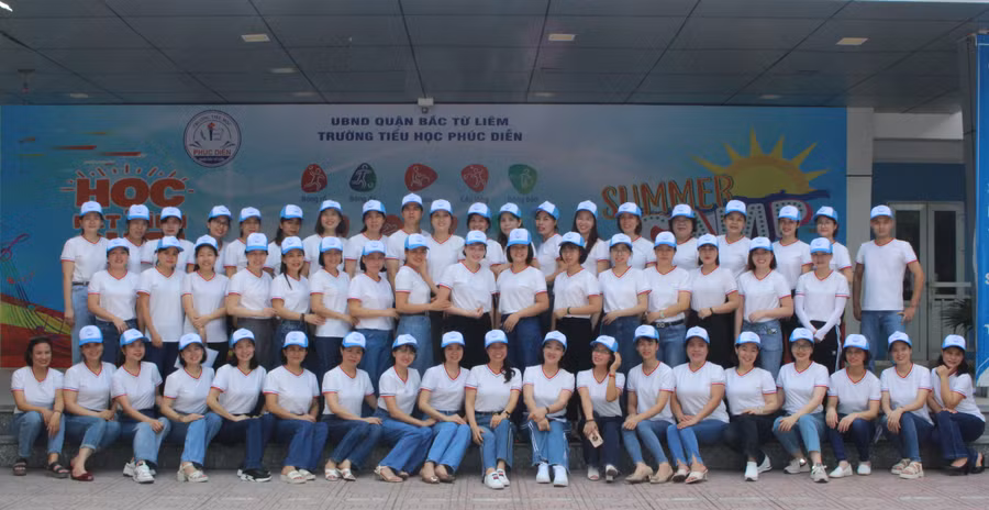 Ban giám hiệu và tập thể thầy cô trường Tiểu học Phúc Diễn.