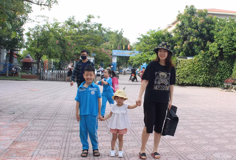 Phụ huynh vui mừng đưa con đến sinh hoạt CLB hè 2023.