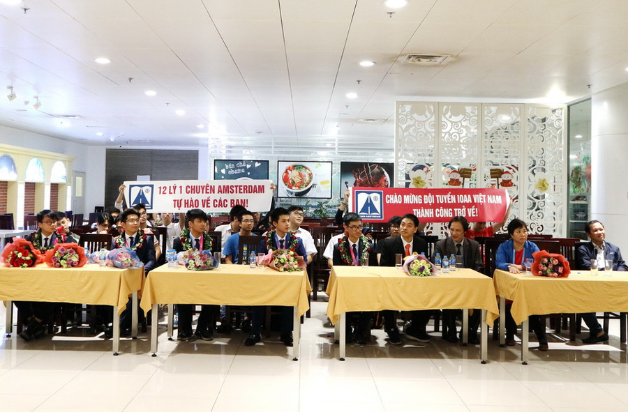 Các học sinh và thầy cô giáo được chào đón tại sân bay Nội Bài