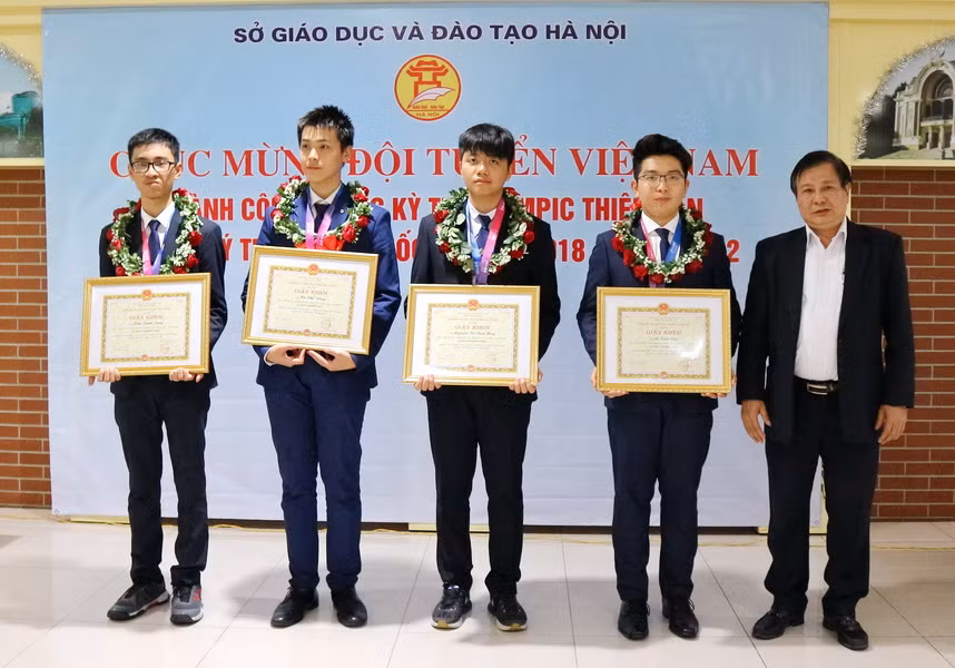 Ông Lê Ngọc Quang chúc mừng thành tích của các học sinh