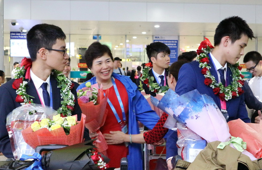 Đoàn học sinh Việt Nam dự thi IOAA 2018 trở về Hà Nội sau thành công rực rỡ