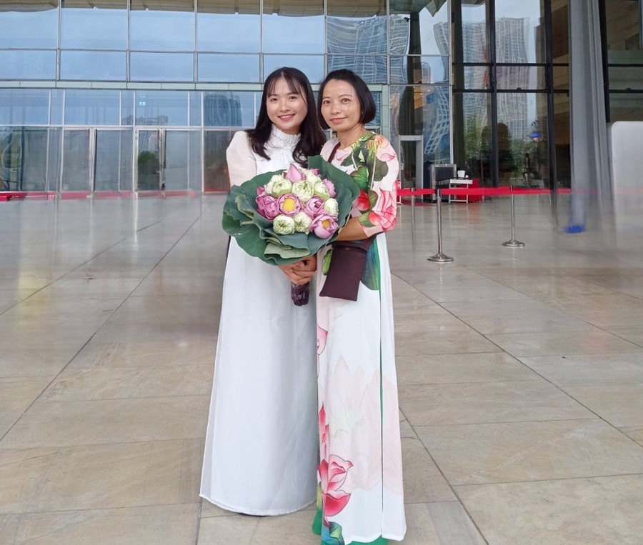 Quỳnh Liên và mẹ của mình là chị Nguyễn Thị Huyền. Ảnh NVCC.