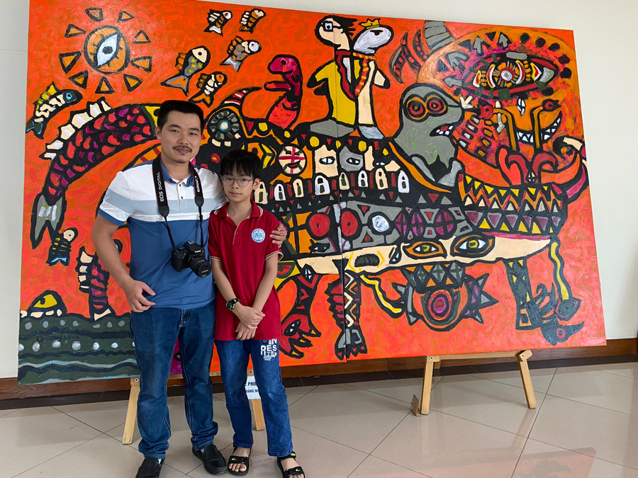 Nhật Quang và bố của mình là anh Hoàng Văn Điệp. Ảnh Ngô Chuyên.