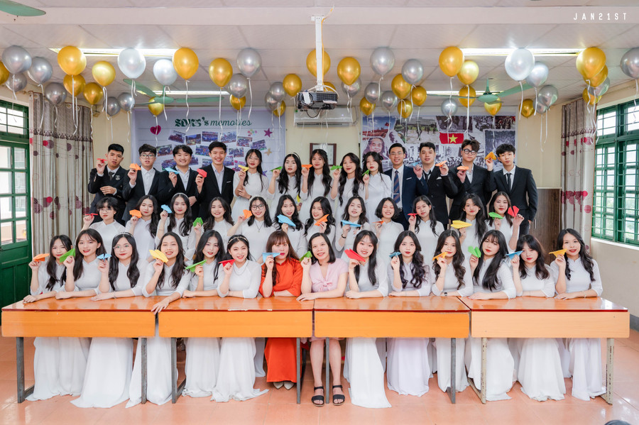 Cô Cao Ánh Tuyết ( 7 từ trái sang) cùng học sinh của mình. Ảnh NVCC.