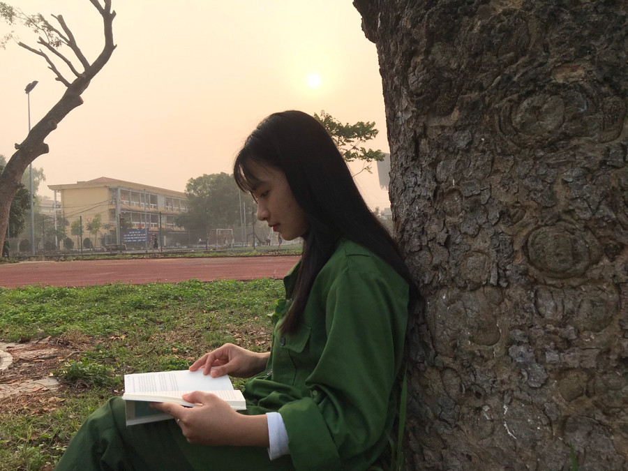 Ngô Quỳnh Liên – cựu sinh viên lớp 4427, thủ khoa đầu ra ngành Luật thương mại Quốc tế, Trường ĐH Luật Hà Nội luôn tận dụng tối đa thời gian rảnh để học. Ảnh NVCC.