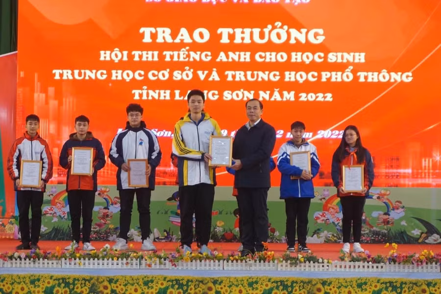 Ông Hoàng Quốc Tuấn - Giám đốc Sở GD&amp;ĐT tỉnh Lạng Sơn trao giải thưởng cho Cao Phong trong Hội thi tiếng Anh cho sinh THCS và THPT. Ảnh NVCC.