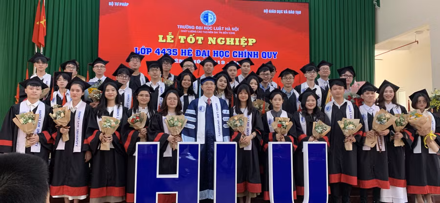 TS. Đoàn Trung Kiên - Hiệu trưởng Trường ĐH Luật Hà Nội cùng với các tân cử nhân trong lễ tốt nghiệp.