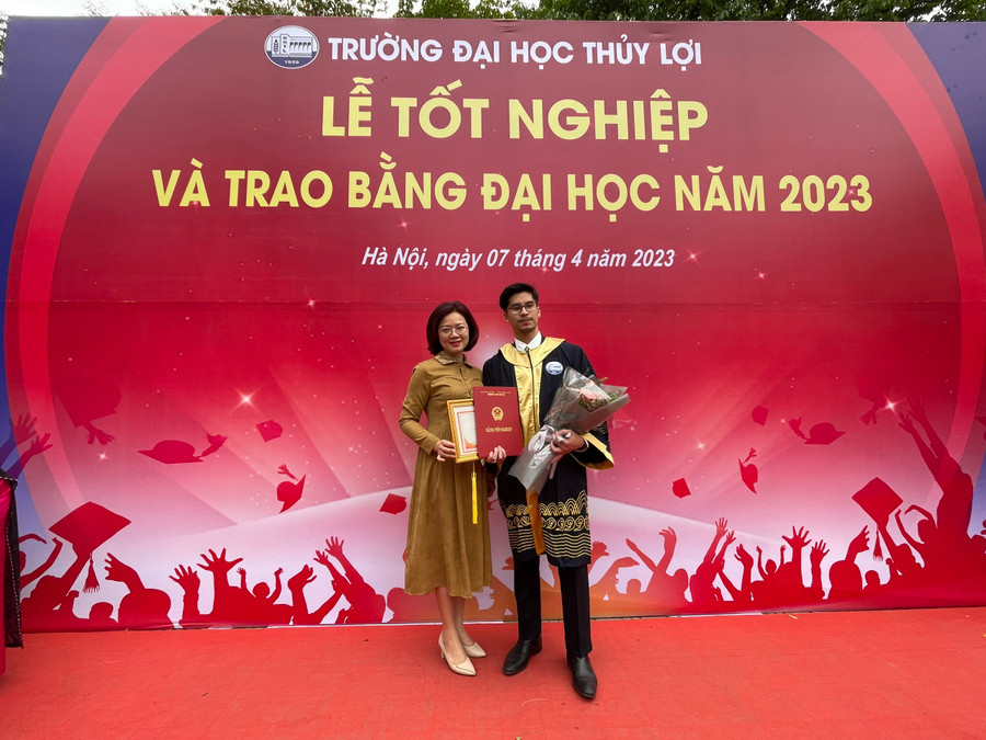 Thạc sĩ Đặng Hương Giang - Trưởng Phòng Công tác Chính trị và Quản lý sinh viên, Trường ĐH Thuỷ lợi cùng chàng thủ khoa kép Đặng Công Phúc. Ảnh Ngô Chuyên. Thạc sĩ Đặng Hương Giang - Trưởng Phòng Công tác Chính trị và Quản lý sinh viên, Trường ĐH Thuỷ lợi cùng chàng thủ khoa kép Đặng Công Phúc. Ảnh Ngô Chuyên.