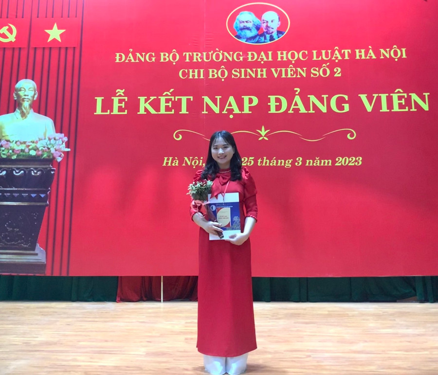 Cô nàng được kết nạp Đảng khi còn là sinh viên. Ảnh NVCC.