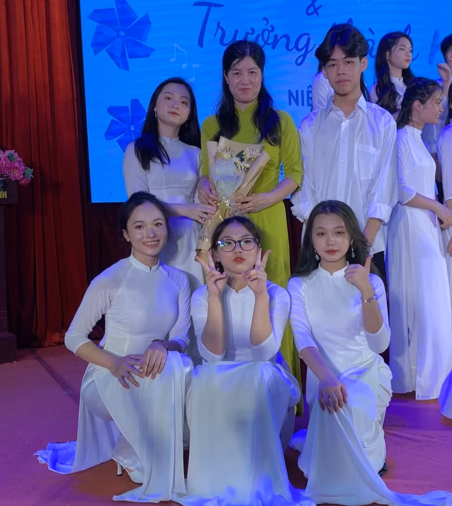 Minh Tuấn chụp ảnh cùng bạn và cô giáo. Ảnh NVCC.