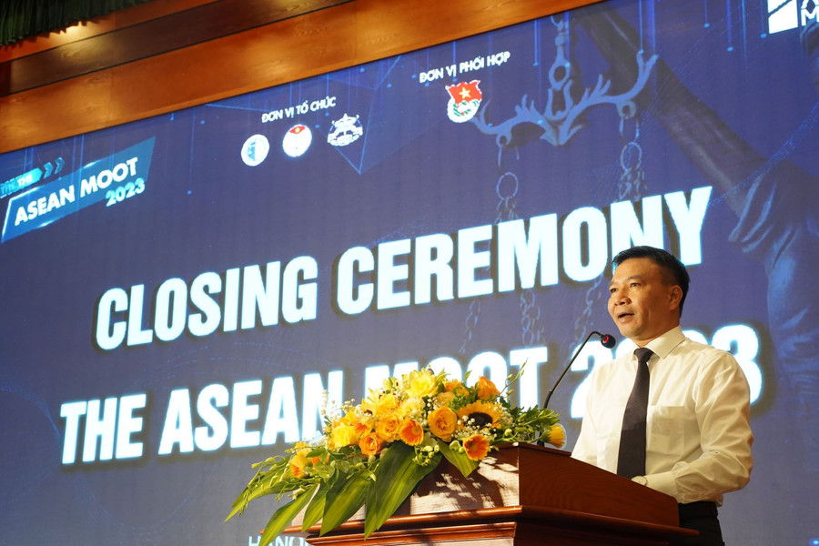 TS Chu Mạnh Hùng - Chủ tịch Hội đồng Trường ĐH Luật Hà Nội phát biểu.