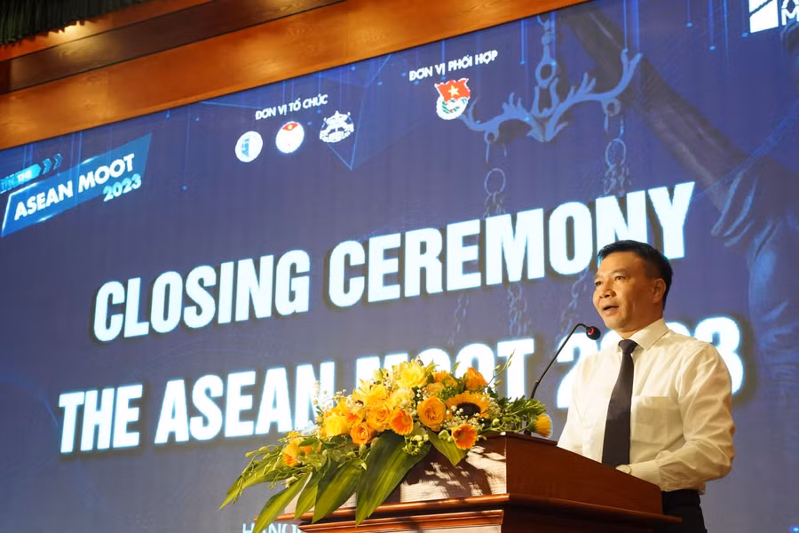 TS Chu Mạnh Hùng - Chủ tịch Hội đồng Trường ĐH Luật Hà Nội phát biểu.