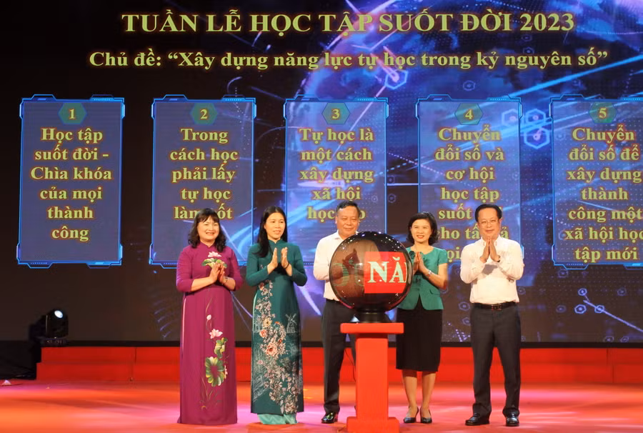 Các đại biểu gửi thông điệp của tuần lễ học tập suốt đời năm 2023