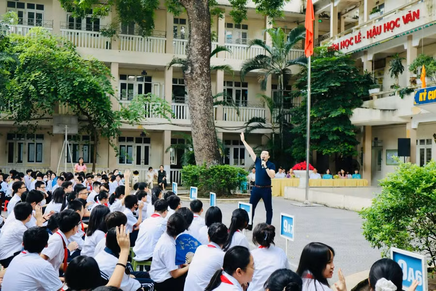 Diễn giả Lã Quang Vinh trao đổi về cách thức phát triển năng lực tự học của học sinh trong kỷ nguyên số.