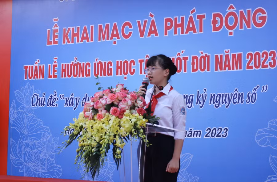Em Trần Phương Uyên học sinh lớp 7A1 phát biểu hưởng ứng chương trình